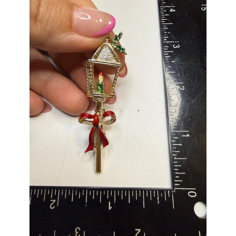 Gerrys Christmas Street Lamp Brooch Pin Gold Tone Red Bow Enamel Holiday Jewelry